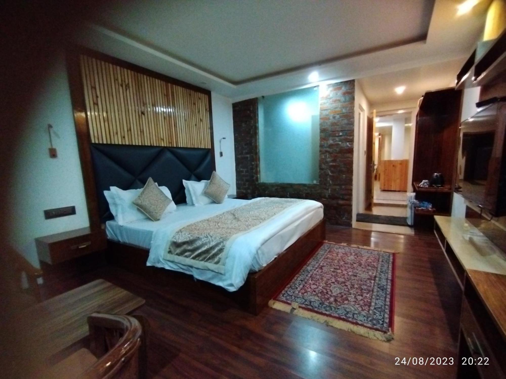 Hotel Lidder Palace Пахалгам Экстерьер фото